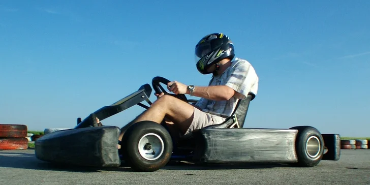 10 min. závodění pro jednoho: motokára Honda s rychlostí 70 km/h, 600 m dlouhá trať