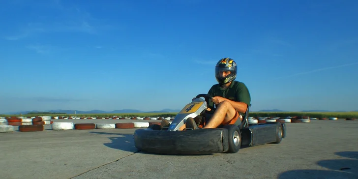 10 min. závodění pro jednoho: motokára Honda s rychlostí 70 km/h, 600 m dlouhá trať