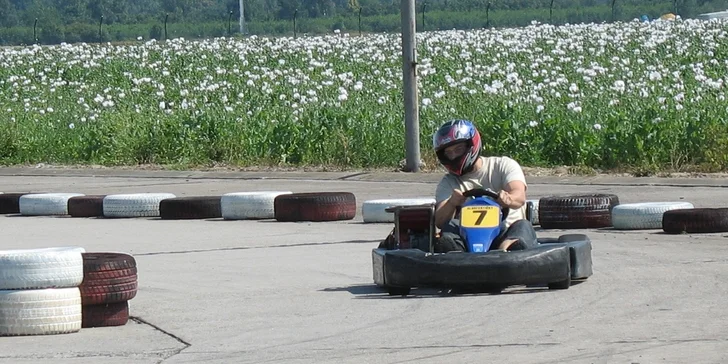 10 min. závodění pro jednoho: motokára Honda s rychlostí 70 km/h, 600 m dlouhá trať