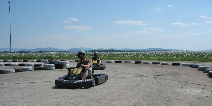 10 min. závodění pro jednoho: motokára Honda s rychlostí 70 km/h, 600 m dlouhá trať
