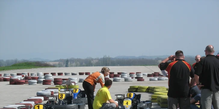 10 min. závodění pro jednoho: motokára Honda s rychlostí 70 km/h, 600 m dlouhá trať