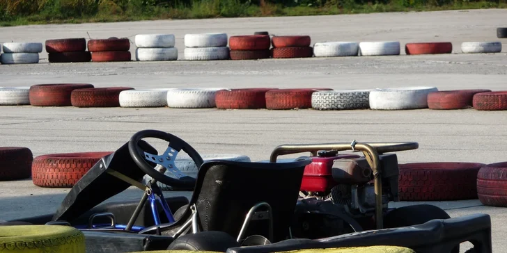 10 min. závodění pro jednoho: motokára Honda s rychlostí 70 km/h, 600 m dlouhá trať