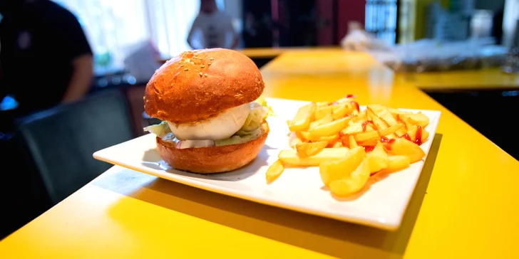 Burger s hovězím, dvojitou porcí masa, hermelínem nebo s BBQ a hranolky
