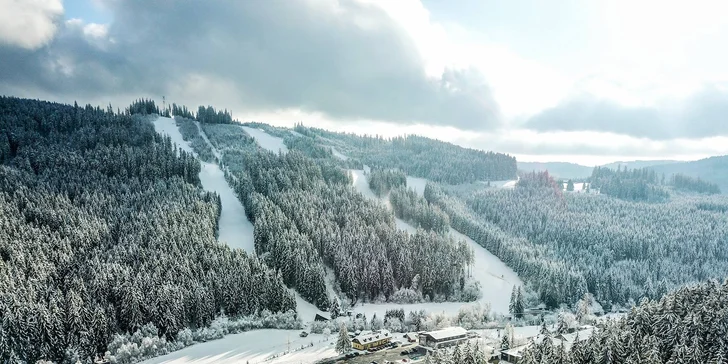  Celkem je tu 6 lanovek a vleků, 9 sjezdovek pro začátečníky i pokročilé a také snowpark.