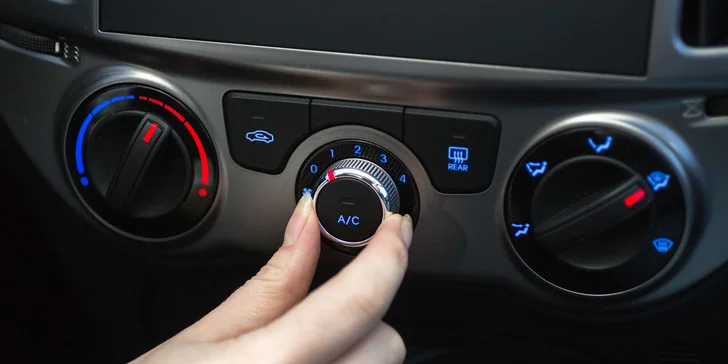 Servis klimatizace včetně doplnění chladiva: likvidace vlhkosti, kontrola těsnosti, nový olej
