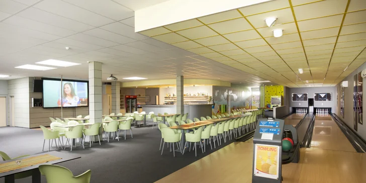 2 hodiny bowlingu až pro 8 hráčů a kilo kuřecích řízků s okurkami i pečivem