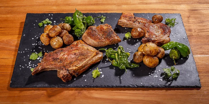 1 kg vepřových steaků z vyšlechtěných prasat a brambory grenaille pro 2 osoby