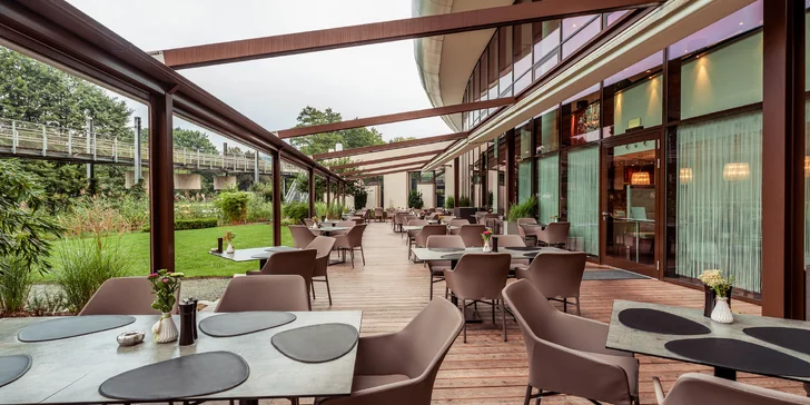 Hotel je obklopený veľkým súkromným parkom.