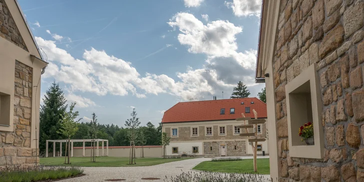 Relaxační pobyt v krásné historické tvrzi: jídlo, wellness i program s jógou a přednáškami