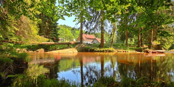 Jaro, léto nebo podzim v penzionu uprostřed Jizerek: polopenze, sauna a koloběžky