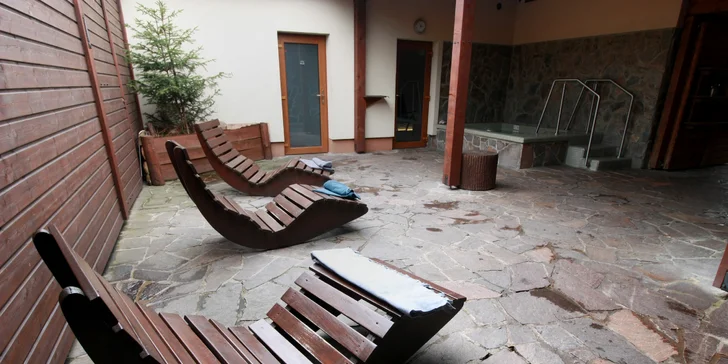 Neomezené saunování a ochlazení ve venkovním bazénku uprostřed Beskyd