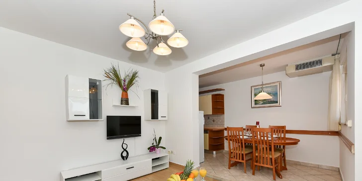 Penzion v Zadaru kousek od moře: apartmán s kuchyňkou a venkovní bazén