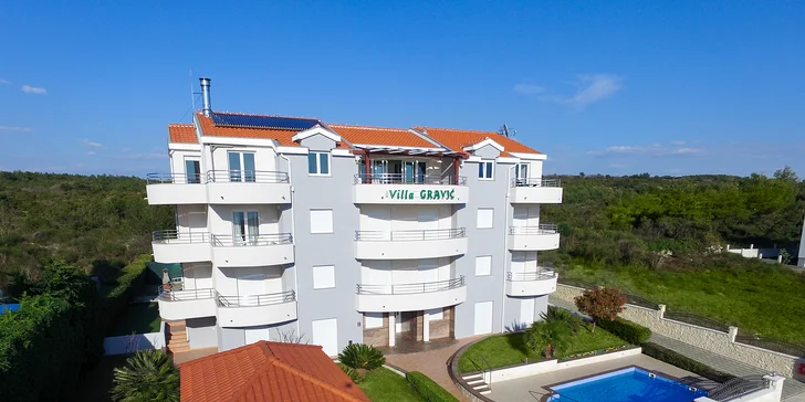 Penzion v Zadaru kousek od moře: apartmán s kuchyňkou a venkovní bazén