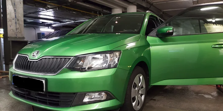 Ruční mytí automobilu v centru Brna