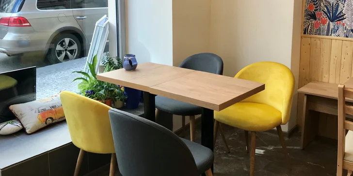 Káva a dortík podle výběru v rodinné kavárničce na Andělu