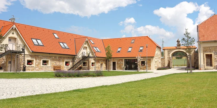 Za odpočinkem do krásné tvrzi s jídlem i wellness