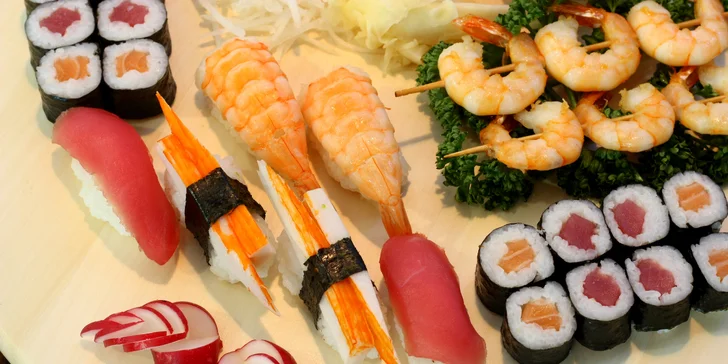 Sushi sety s 21–70 kousky: nigiri, maki i roll s krevetami, lososem či tuňákem