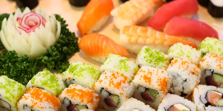 Sushi sety s 21–70 kousky: nigiri, maki i roll s krevetami, lososem či tuňákem