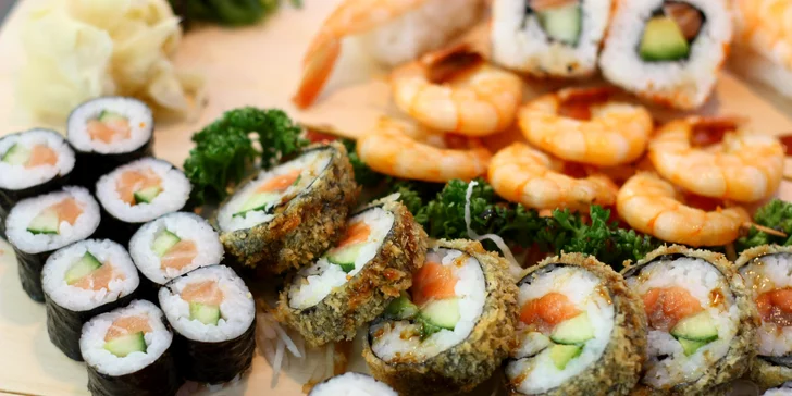 Sushi sety: 34 nebo 50 kousků s lososem, krevetami, tuňákem i avokádem