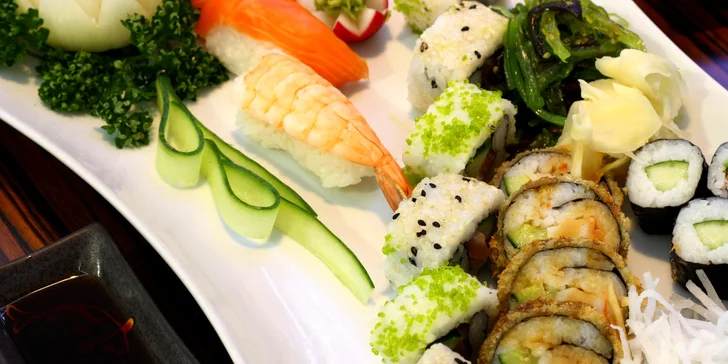 Sushi sety: 34 nebo 50 kousků s lososem, krevetami, tuňákem i avokádem