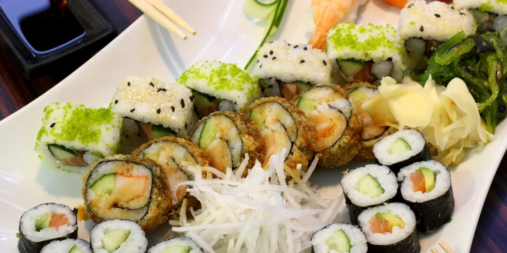 Sushi sety: 34 nebo 50 kousků s lososem, krevetami, tuňákem i avokádem