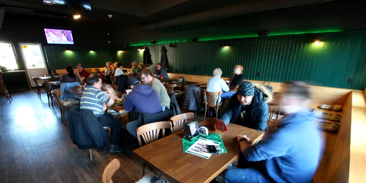 Sýrový dlabanec na Porubě: tvarůžkové prkno, topinky s česnekem, hranolky i zelenina