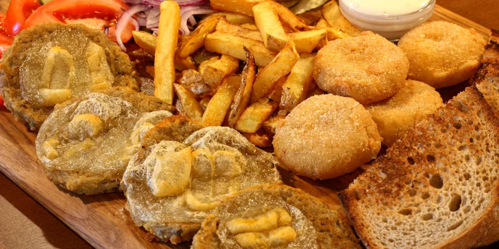 Sýrový dlabanec na Porubě: tvarůžkové prkno, topinky s česnekem, hranolky i zelenina