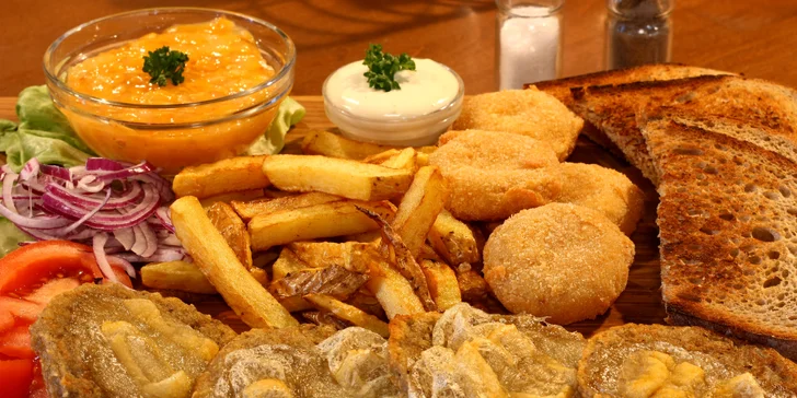 Sýrový dlabanec na Porubě: tvarůžkové prkno, topinky s česnekem, hranolky i zelenina