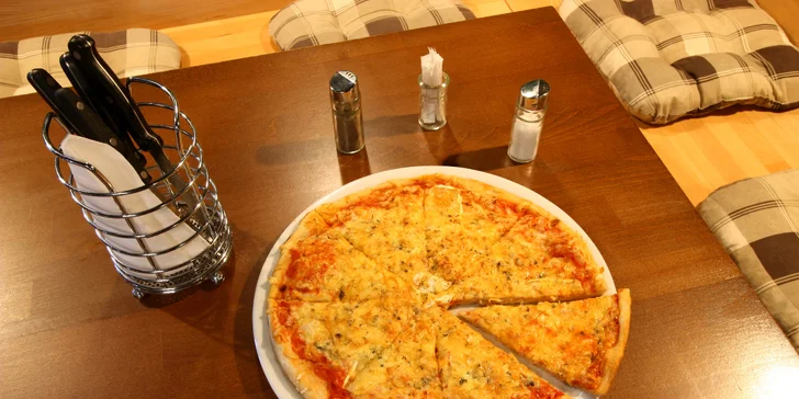 1–4 křupavé a nazdobené pizzy podle výběru na odnos s sebou