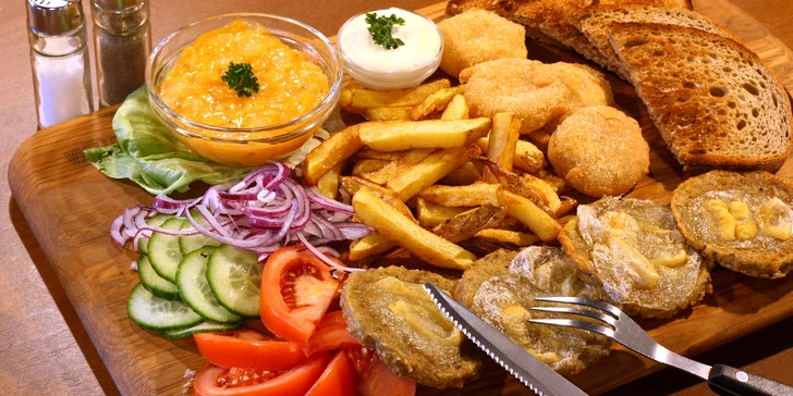 Sýrový dlabanec na Porubě: tvarůžkové prkno, topinky s česnekem, hranolky i zelenina