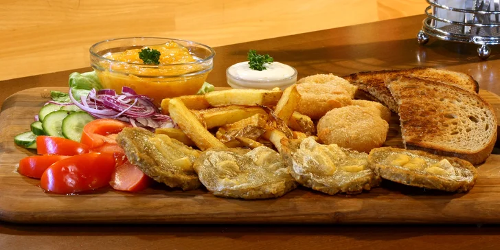 Sýrový dlabanec na Porubě: tvarůžkové prkno, topinky s česnekem, hranolky i zelenina