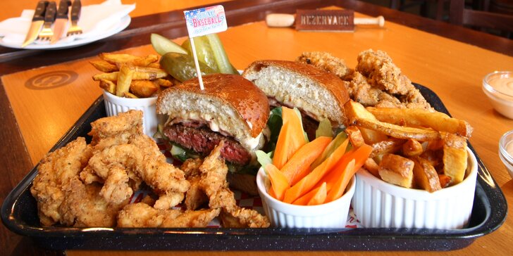 Americká hostina pro dva: Burger, stripsy a křidélka s hranolky