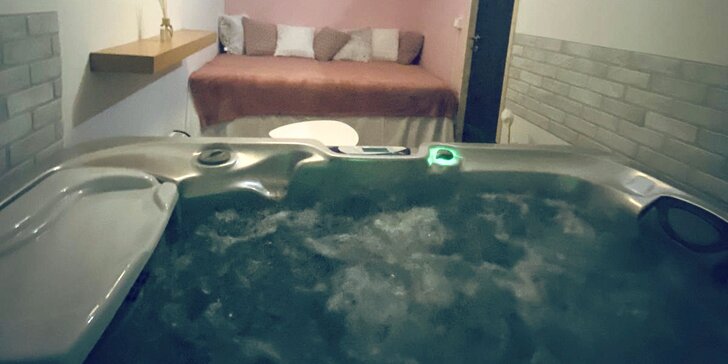 Bublinky a pára: privátní vířivka s finskou saunou, sektem i občerstvením pro 2 osoby