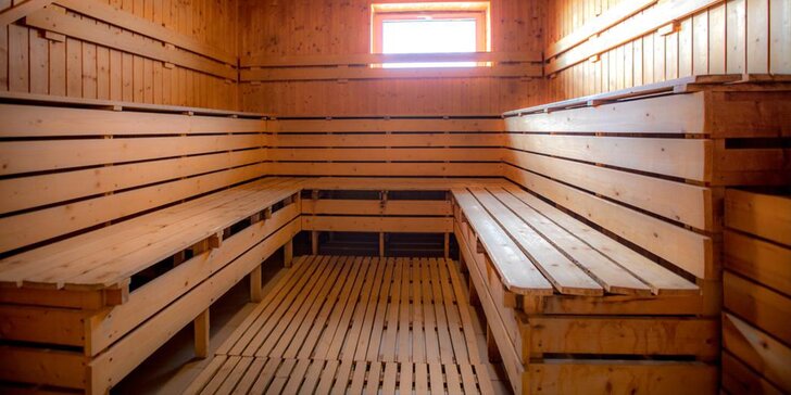 Bublinky a pohoda: privátní vířivka s finskou saunou, sektem i občerstvením pro 2 osoby