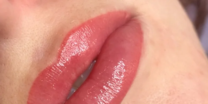 Permanentní make-up obočí nebo rtů pudrovou metodou