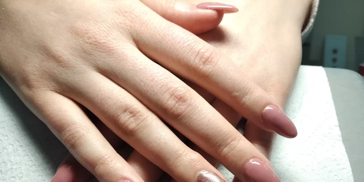Hrajte všemi barvami: gel lak, Shellac, doplnění nebo nové gelové nehty