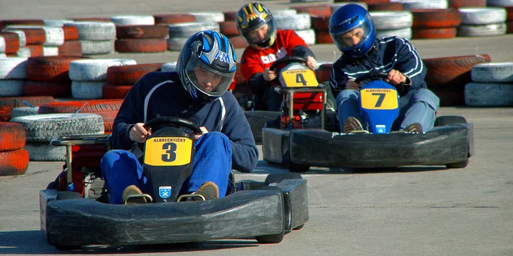 10 min. závodění pro jednoho: motokára Honda s rychlostí 70 km/h, 600 m dlouhá trať