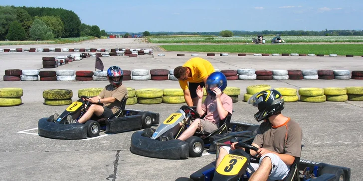 10 min. závodění pro jednoho: motokára Honda s rychlostí 70 km/h, 600 m dlouhá trať