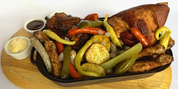 Pekáč plný masových dobrot pro 2-6 jedlíků: žebírka, křídla i miniklobásky