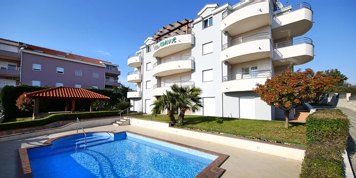 Penzion v Zadaru kousek od moře: apartmán s kuchyňkou a venkovní bazén