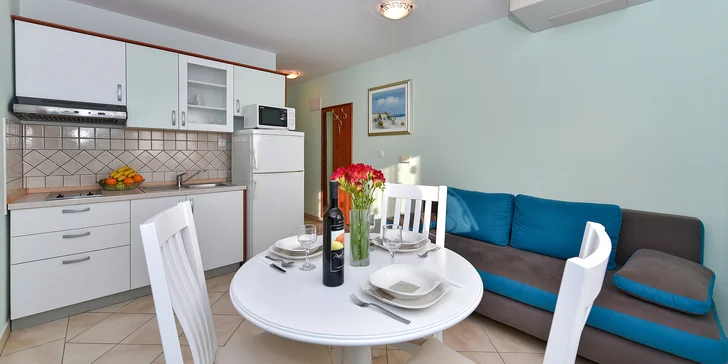 Penzion v Zadaru kousek od moře: apartmán s kuchyňkou a venkovní bazén