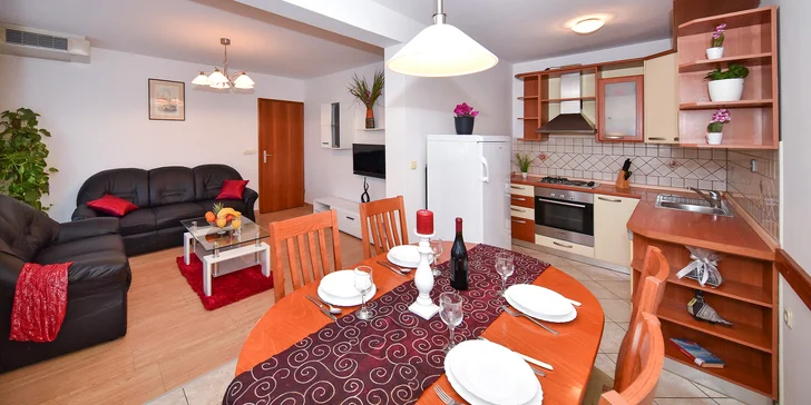 Penzion v Zadaru kousek od moře: apartmán s kuchyňkou a venkovní bazén