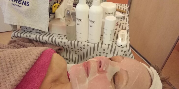 Kosmetické ošetření PDT lampou s aplikací pleťové masky i masáží obličeje