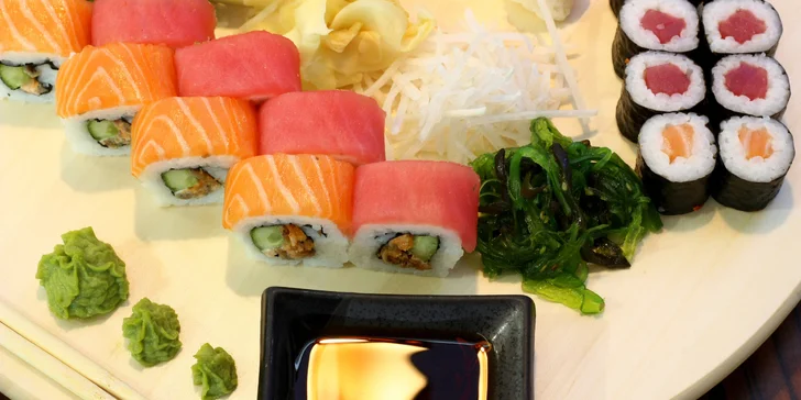 Pestré sety s 21–70 ks sushi: s lososem, krevetami i okurkou a avokádem