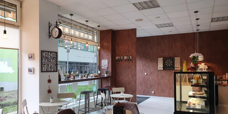 Sladké chvíle v centru Liberce: káva, zákusek a limonáda podle výběru