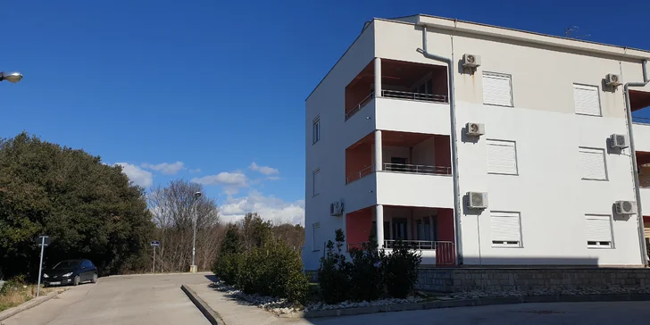 Dovolená v Chorvatsku: krásné apartmány s výhledem na moře, 100 m od pláže, bazén neomezeně