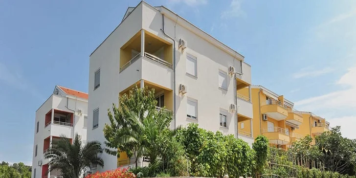 Dovolená v Chorvatsku: krásné apartmány s výhledem na moře, 100 m od pláže, bazén neomezeně