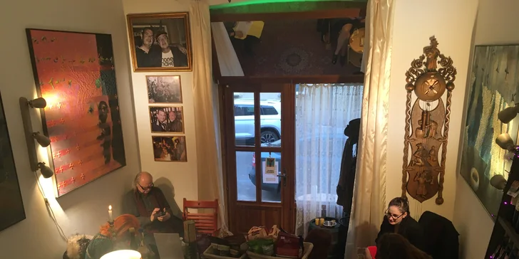 Rodinná atmosféra: posezení s vínem a mandlemi nebo víno s sebou