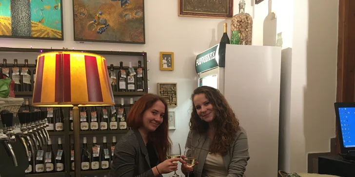 Vinotéka s rodinnou atmosférou: posezení s vínem a mandlemi nebo odnos vína s sebou