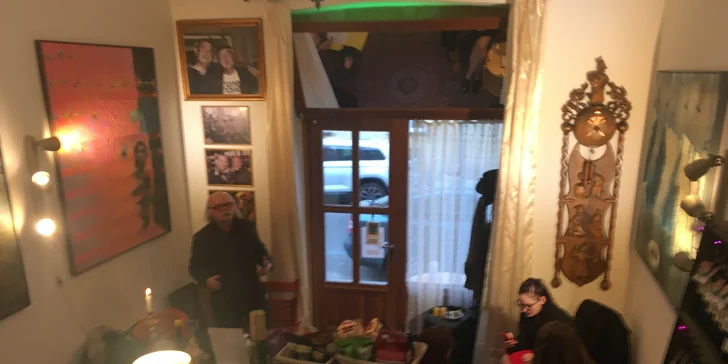 Vinotéka s rodinnou atmosférou: posezení s vínem a mandlemi nebo odnos vína s sebou